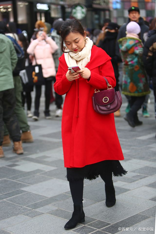 羽绒服超短裙长筒马靴街头美女多 寒冬季市民街头迎新年